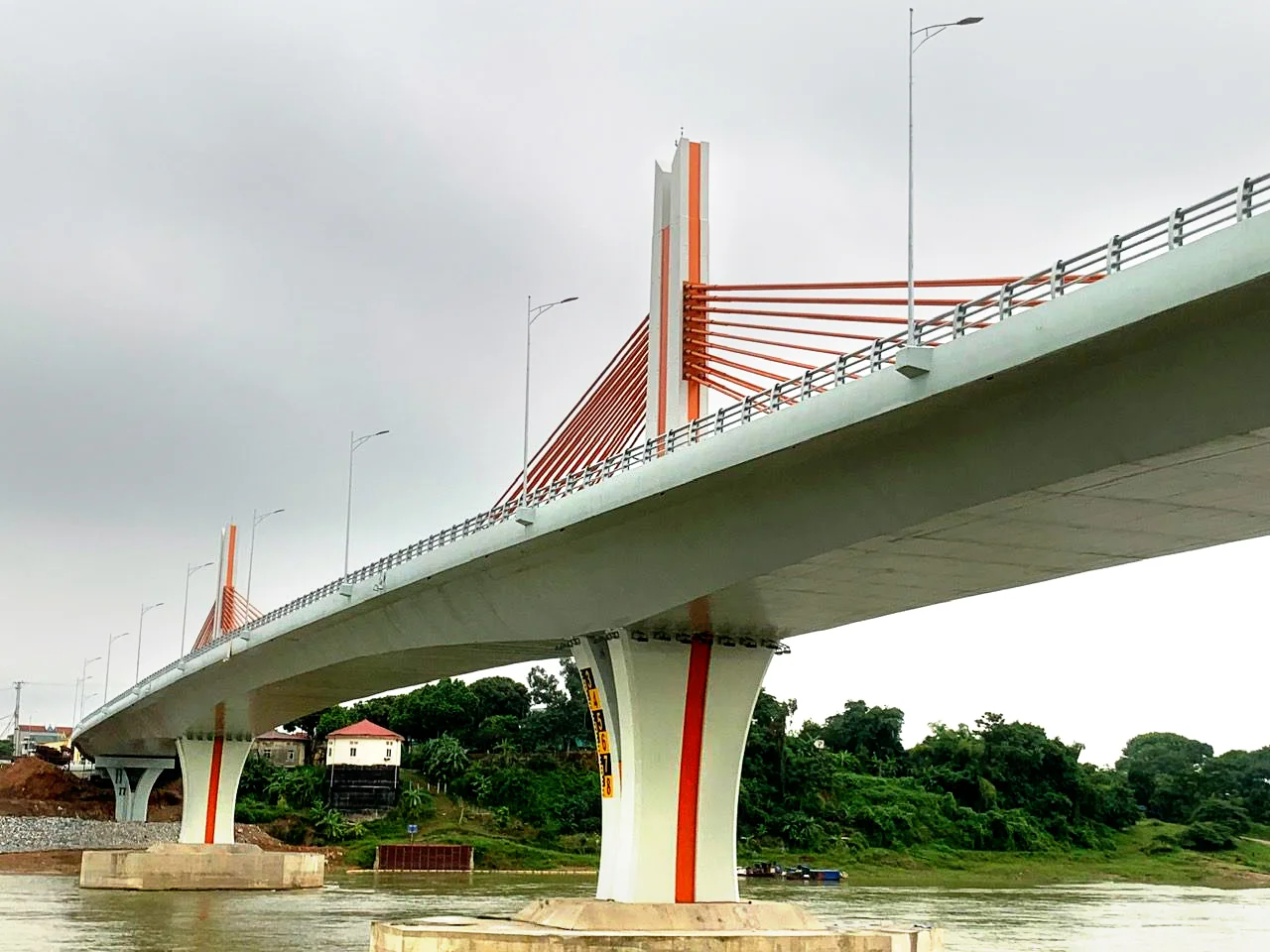 Installation of the new Vinh Phu Bridge in Vietnam with our LRPC products