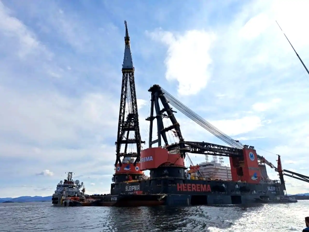 OCEANMAX INSTALLED ON ONE OF THE LARGEST FLOATING CRANES IN THE WORLD.
