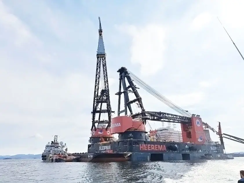 OCEANMAX INSTALLED ON ONE OF THE LARGEST FLOATING CRANES IN THE WORLD.